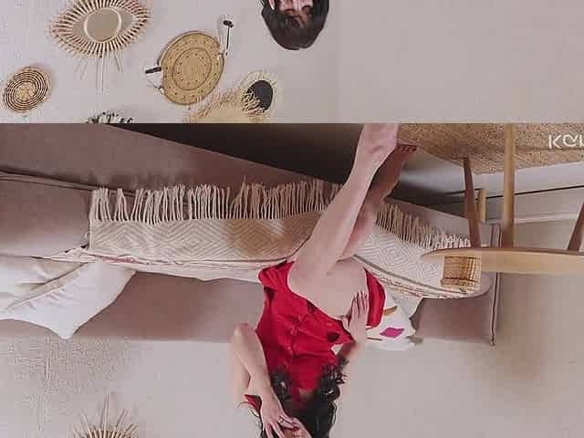 Teen girl Eva sat on the floor with legs spread wide to play with herself