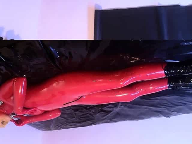 Kinky pissing fetish beautie solo plays