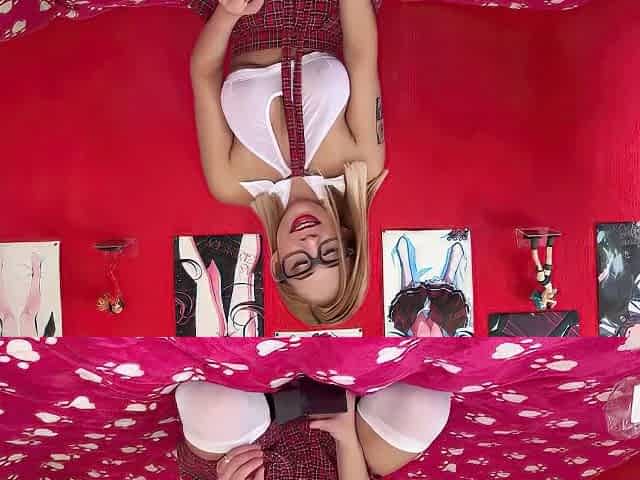 Colegiala Latina Abriendo Regalito De Un Fans