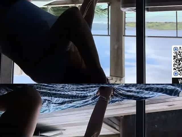 A woman likes a beach look while masturbating