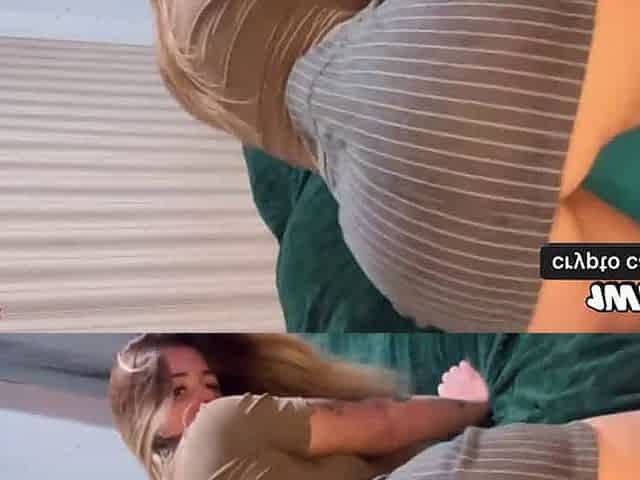 Loira stunning com saia curta e calcinha vermelha movimentando o corpo sensual.