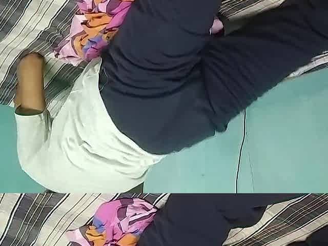 A college male screwing his pillow and groaning loudly until that guy cum