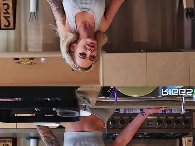 Lewd Stepmom Isabelle Deltore & Fit Kitty Cheating 3some