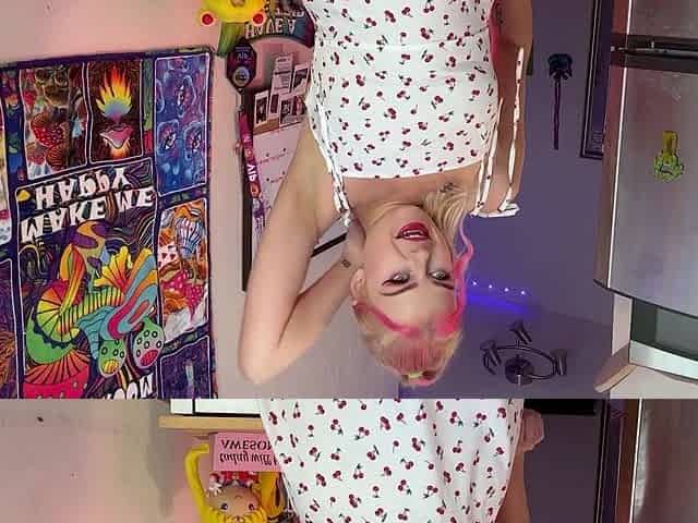 Blonde solo toying
