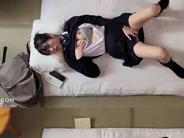 On The Free Day Of Our School Trip, I'm A Plain Glasses wearing Girl With No Friends, And When I Take Off My Clothes, My Old Tea