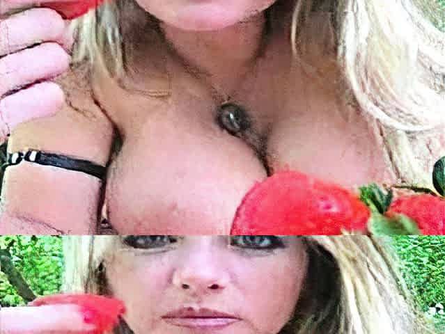 Blonde is flashing her big boobs in the outdoors