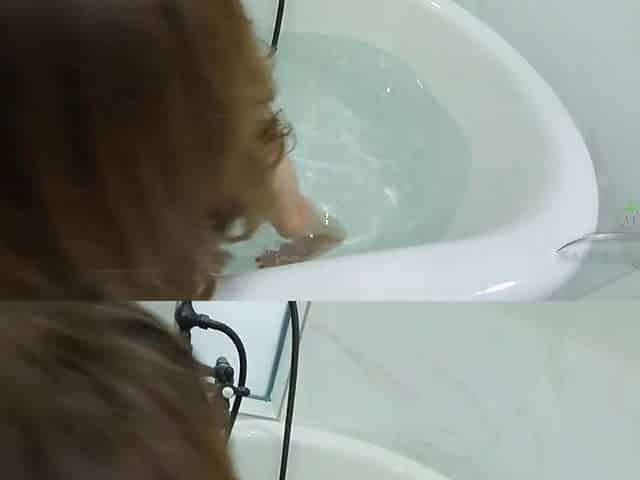 Ariel McGwire takes time after her baths to make herself cum