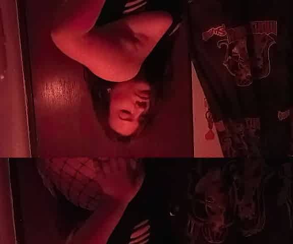 A doxy dancing, masturbating and at the end that babe speaks to u in Spanish