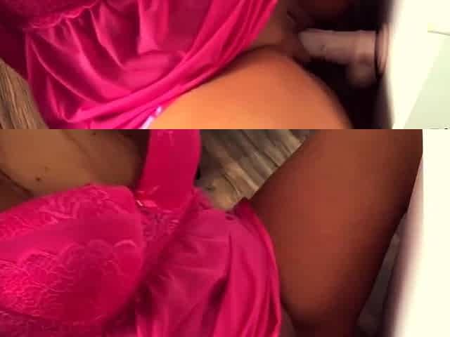 Hot MILF Orgasms With Dildo On Webcam