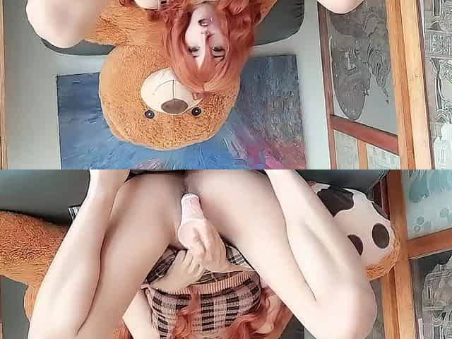 cute pelirroja Teen Riding a Large Sex-toy