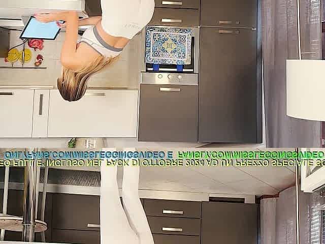 Matrigna in leggings bianchi attillati deve calmare l'erezione del figliastro prima della palestra