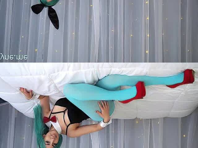 Bunny Bulma plays with her tits for u