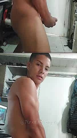 Hombre Guapo y Fitness con una Enorme y Venosa Polla