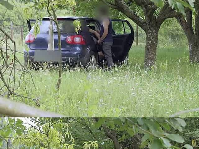un voyeur filme un couple en train de baiser