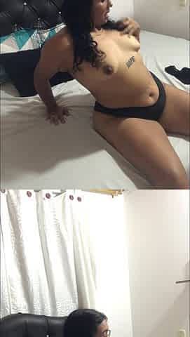 Honey masturbates her snatch with her fingers in the bedroom