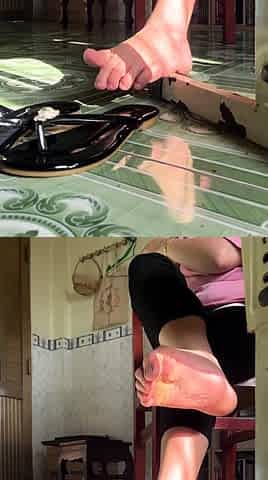 Solo masturbation and the foot fetish