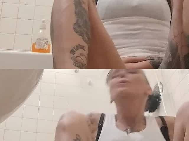 MommyMisfit masturbating & smokin' a blunt