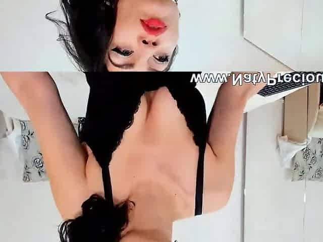 Hawt red lips kiss!