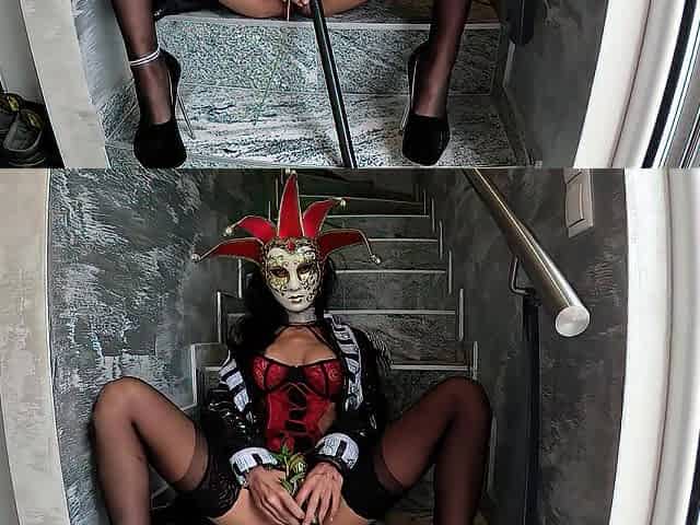 I got a great Venetian mask, take a look.