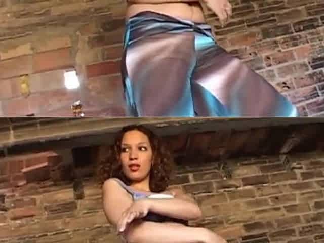 Zetah Niagara: Zeta: French Amateur Babe Make a Strip Inside a Old House