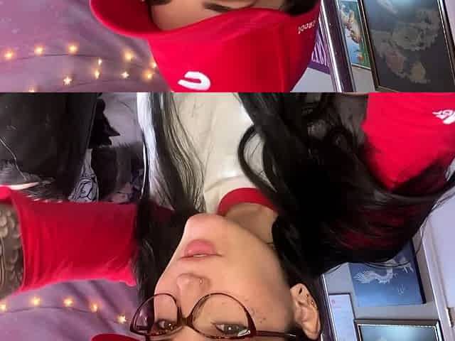 Amateur brunette chick toying her ass and pussy on webcam