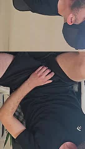 Macho tirando o leite no short do treino