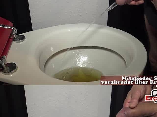 GERMAN EXTREM PISS DRINK AMATEUR PARTY