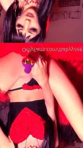 Close up amateur beauty uses her toy to masturbates