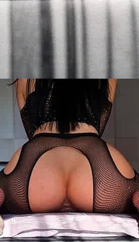 Horny brunette amateur milf solo pussy toying show on couch