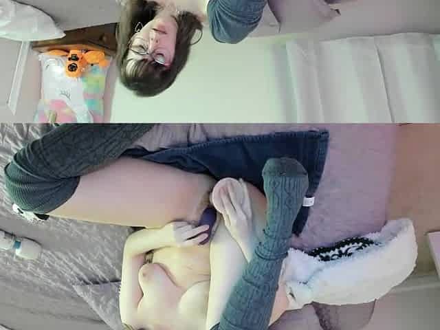 Webcam hotty bangs twat with sextoy