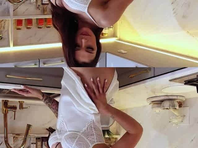 Big boobed babe masturbating