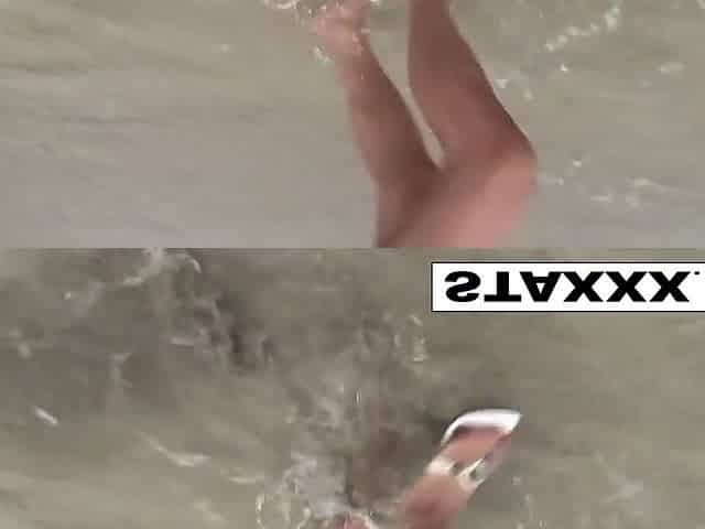 NipponHD : Japanese hottie blows her man at the beach