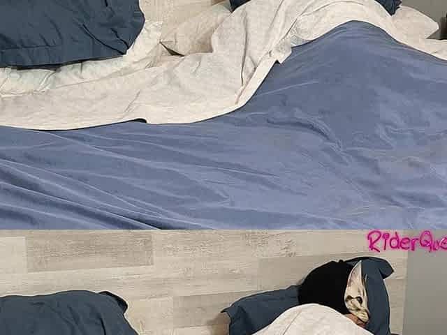 Loving Stepmom, Solo Fans in Slow Motion, in Bed