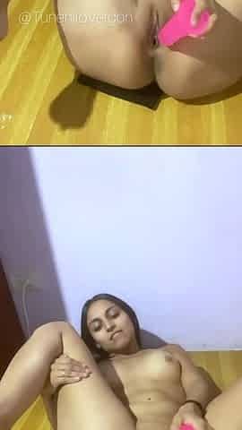 Morena calentona se masturba con un dildo cuando sus padres