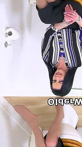 British MILF Sarah Kelly Spreads and Fingers Her Well-used Cunt in the Bathroom