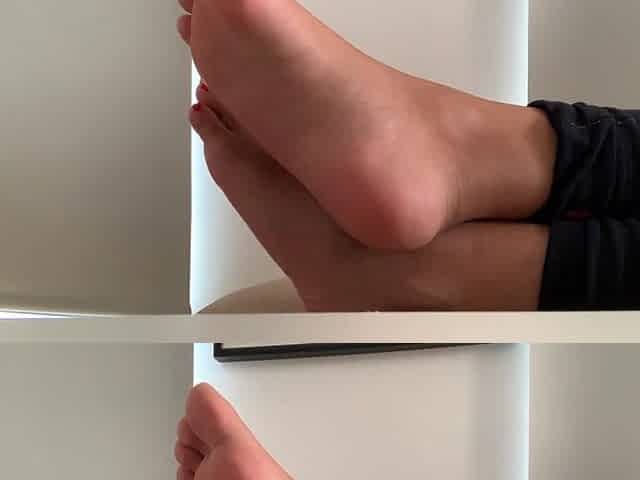 Ignoring u whilst I see TV - FOOT FETISH