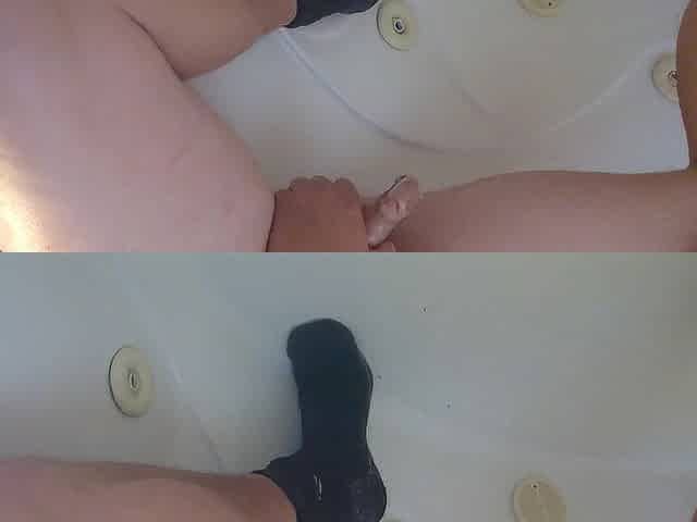 pissing and cumming in fucking-rubber