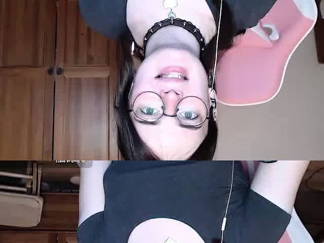 Amateur Webcam Teen Flashes Masturbates