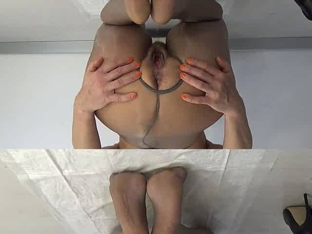 I'm Peeing on Legs in Nylon Tights