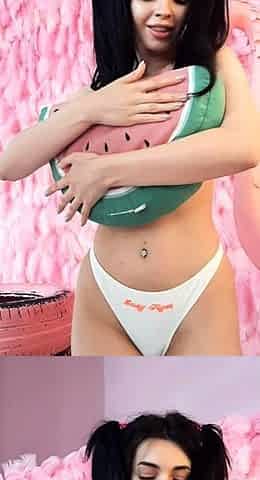 Amateur webcam babe showing her sexual goods
