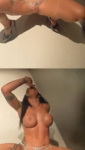Amandha Fox with extreme dildo and squirting fountain