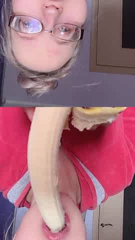 Bimbo Giantess with Lipstick and banana
