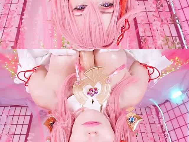 Slinky cosplayer ignites passion with a daring, sensual performance