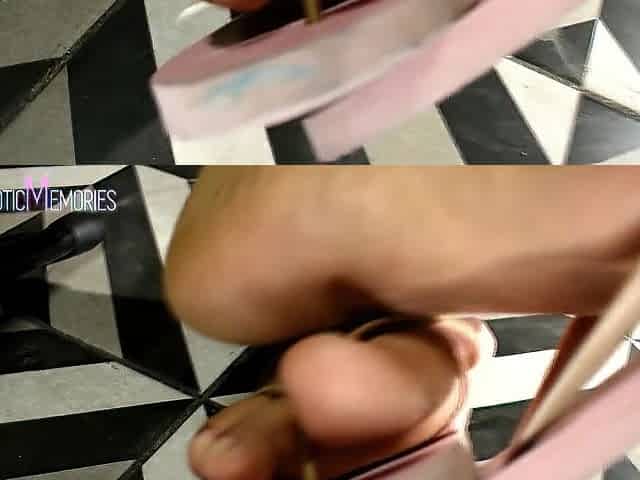 HAWT FEET MODELING & PLAYING WITH VIBRATOR!!!