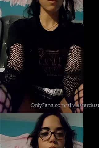 Amateur brunette double toying on webcam