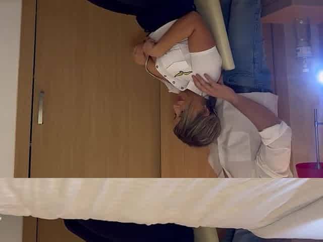 un massage une baise pour l hotesse de l air en escale