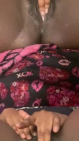 Black beauty wanking and finishes with load