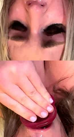 Blonde solo toying