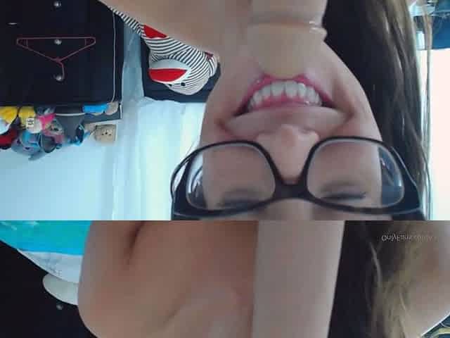 Cute amateur webcam teen girl toying pussy on webcam