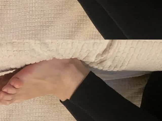Jerk off at My Feet While I Ignore You